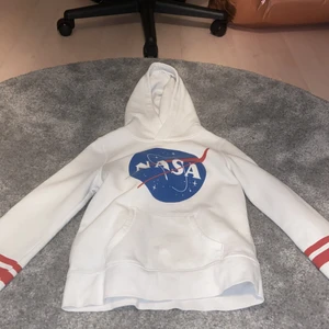 Hoodie - En Nasa hoodie fint skick säljer för att det inte passar längre.     Hämtas i Eslöv