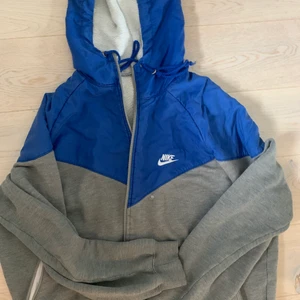 Vintage y2k Nike zip up  - Jätte skön och mysig! Köpt second hand och som man ser på 2 bilden är den lite sliten där men annars defekt fri ! 
