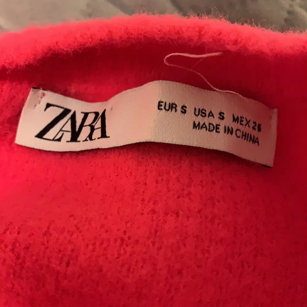 Jätteskön och så fin tröja köpt för 400 kr men säljer för 250 kr. Köpt på Zara och tyvär inte kommit till någon användning. Jättefin och mysig. Tröjor & Koftor.
