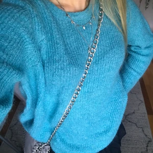 Blå stickad tröja - Fin blå stickad tröja, storlek M o super snygg som oversized💙 150kr+frakt eller budgivning om flera visar intresse ⚡️