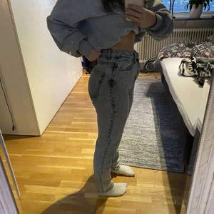 Säljer nu mina fina gråa jeans från Gina i storlek 36 då dem blivit för korta (en kompis tog bild) Nypris 500kr säljer för 180+ frakt❣️
