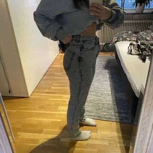 Jeans - Säljer nu mina fina gråa jeans från Gina i storlek 36 då dem blivit för korta (en kompis tog bild) Nypris 500kr säljer för 180+ frakt❣️