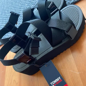 Tommy jeans  - Helt ny Tommy jeans skor o stork 38, nypris 800kr säljes för 400kr 