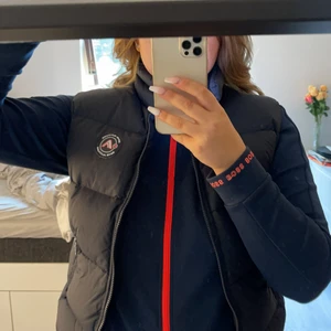 Svart dunväst från 8848 - En svart tjockare väst från 8848, nyskick, stl 38 nypris minns jag inte men de var ca 1300 men då det är en äldre model o fåtal gånger använd säljer jag den för 600, pris kan diskuteras vid snabb affär. Kunden står för frakt