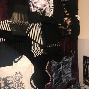 Klädpaket  - Massa grejer som kallas ”emo” ”alt” osv. Inte min stil längre. Finns BLA shein och en pull & bear tröja. Twilight tröjan är från ett okänd märke och är i storlek M! Alla dessa är S/M :))