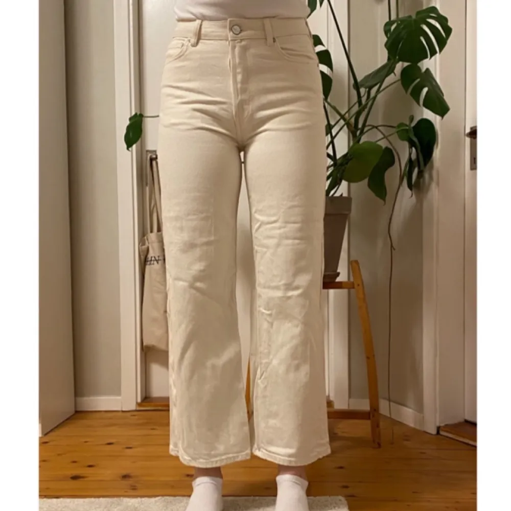 Säljer dessa fina jeans från Bikbok, strl 27. Knappt använda eftersom de är lite för små och korta för mig (jag är 172 cm). 300 kr + frakt. Jeans & Byxor.