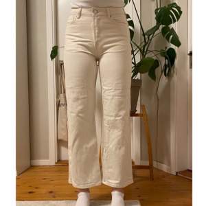 Säljer dessa fina jeans från Bikbok, strl 27. Knappt använda eftersom de är lite för små och korta för mig (jag är 172 cm). 300 kr + frakt