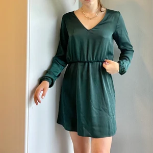 Grön satinklänning - Vila storlek 34 - Superfin satinklännig, både snygg som den är och att ha unde oversized kavaj med bootz eller sneakers. Använd vid ett tillfälle så så gott som ny. 