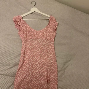 Klänning - Helt ny klänning ifrån Pull&bear i storlek 36, väldigt söt och öppen i ryggen men aldrig kommit till användning!