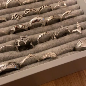 Smycken - Säljer dessa silversmycken! Vissa är väl använda medan andra knappt använda. Det som ingår är 6 armband, 2 halsband och 25 ringar.💕