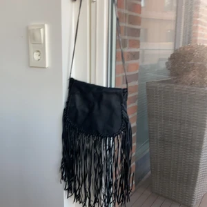 Gina Tricot  - Gina Tricot väska med fransar 🖤🖤🖤🖤🖤