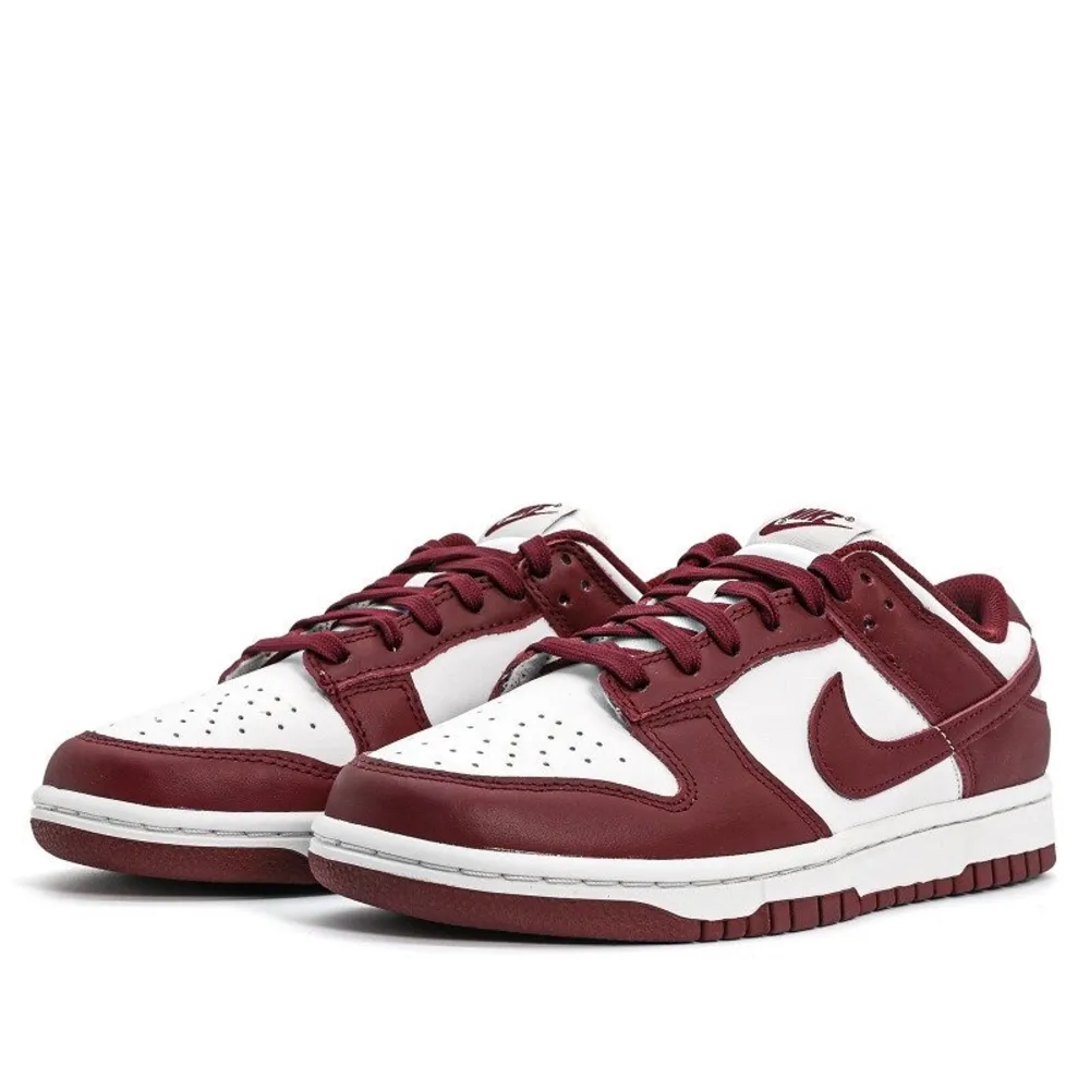 Nike woman dunk lows i storlek 37,5. Färg: Sail/Dark Beetr. Helt oanvända. kan mötas upp i Västerås, annars står köparen för frakten.. Skor.