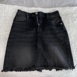 Jeanskjol - Superfin och skön jeanskjol, knappt använd i storlek 34.