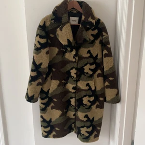 Stand lång kappa  - En lång gosig teddykappa från märket Stand. Strl 36. Oversized.