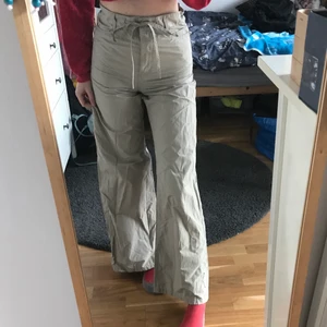 Weekday byxor  - Säljer ett par beige/gråa byxor från weekday, då de inte passar längre. Använd en gång, är i jätte bra skick! Det står size 34 men jag skulle snarare säga 32/30. Material består av 53% bomull och 47% plyamid. 