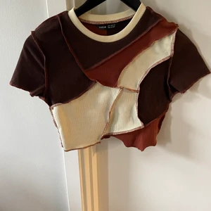 Croptop  - En brun/vit croptop i strl M. 