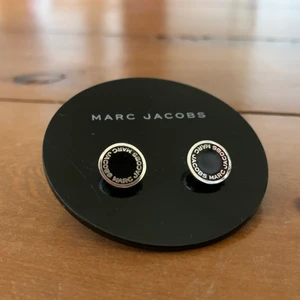 Marc Jacobs örhängen - Säljer dessa superträndiga Marc Jabos örhängerna. Ordinarie pris: 899kr. Det är i perfekt skick!🥰