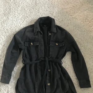 Jacka från Bikbok i stl 36 - Jättefin och försiktigt använd jacka från bikbok! Säljer pga att den inte kommer till användning!