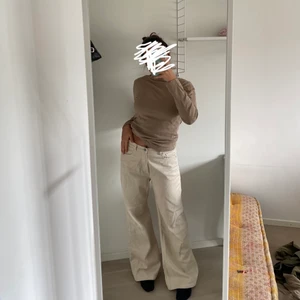 Halterneck! - Basic halterneck som passar till det mesta! Möts på söder annars står köparen för frakt på 45kr 💫 står ingen storlek men jag på bilden är M och den passar mig bra!