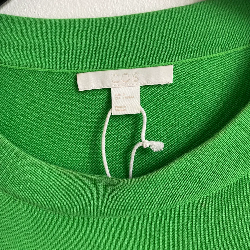 Denna Limegröna tröjan är en riktig colorpop på hösten. Matchar bra med ett par svarta byxor och en läderjacka 😍. Stickat.