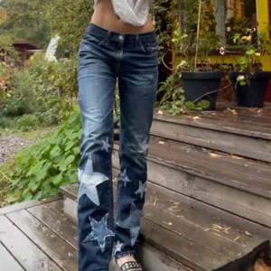 Omsydda lowwaisted levisjeans - Säljer dessa sjukt snygga lågmidjade jeans från levis med påsydda stjärnor och andra najs detaljer😍💕 jeansen är i storlek 31/32 och passar xs-m beroende på vilken passform man är ute efter!  Hon på bilden är en s och är 175cm lång❤️💖 hör av er för fler bilder och om ni har några frågor! 