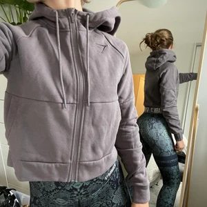 Ny Gymshark hoodie  - Ny hoodie, endast testad. Storlek s men passar även xs. Kort modell.  Nypris 449:-