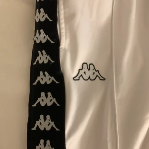 Kappa byxor - Säljer ett par i princip helt nya byxor ifrån Kappa. Dom är använda väldigt fåtal ggr och är därför i nyskick😍 Storlek L! Nypriset är ungefär 600kr❗️Frakt tillkommer❗️