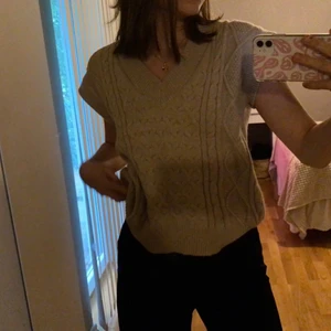 Väst - Säljer min beige/bruna stickade väst från Shein, västen är i storlek S och bara kommit till användning 1-2 gånger. Några frågor så hör av er :) ⚡️⚡️ ( köparen står för frakt )