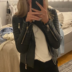 Chiquelle Skinnjacka - Säljer denna skinnjackan från Chiquelle då jag köpt en annan och inte fått användning för denna. Den är i storlek 36 och säljs för 100kr då nypris är 699kr😊