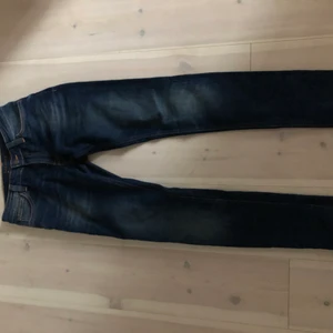 Lågmidjade jeans - Ett par jättefina lågmidjade  nudie jeans som är från tidigt 2000-tal❤️‍🔥❤️‍🔥
