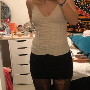 Linne - Coolt benvitt/beige linne som är lite för stort för mig därför säljer jag, perfekt skick. Skriv om du har några frågor💕