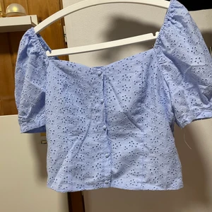 Säljer min blåa topp.  - Hej! Säljer min blåa topp. Har aldrig haft på mig den. Storleken på den är XL men har vanligtvis storlek S/M men det passade mig. Ni som har storlek S/M kommer att passa i det.