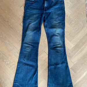 Calvin Klein jeans  - Calvin Klein jeans i mörkblå. Stretchiga och normal midja. Utsvängda. 