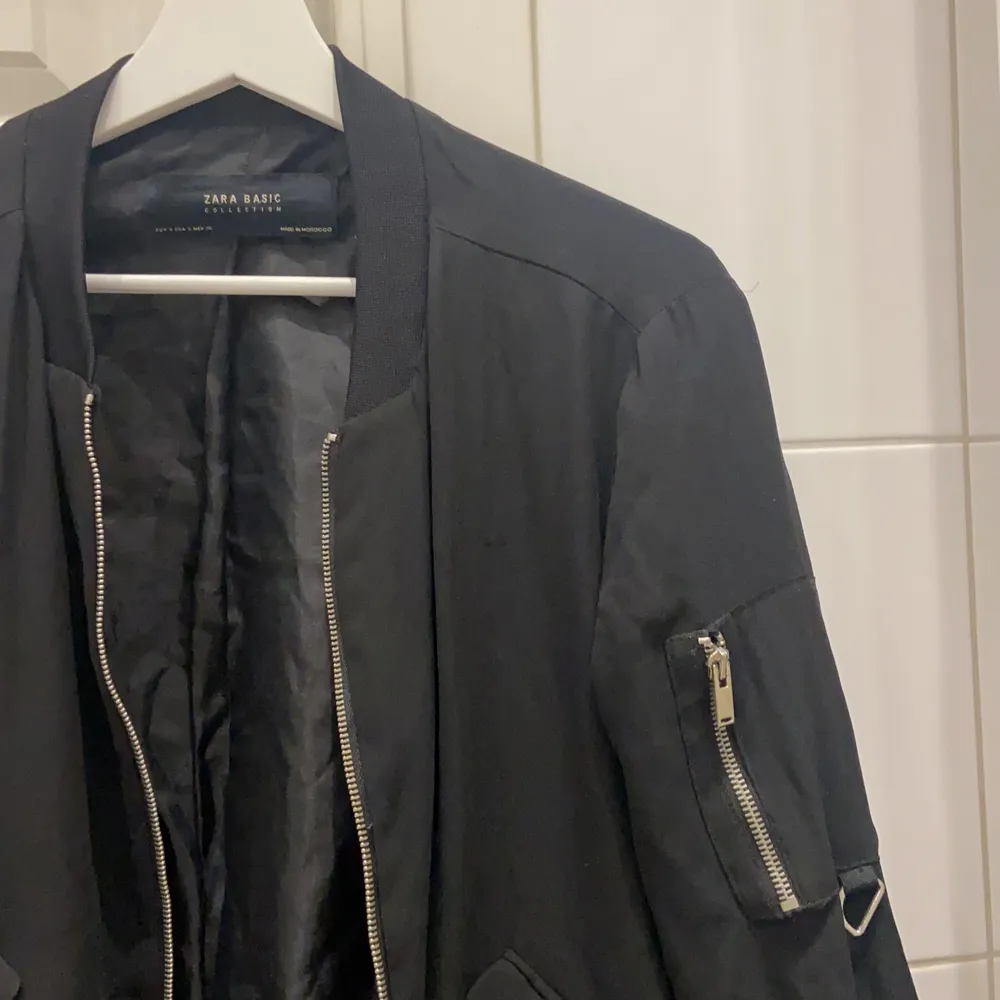 ”Bomber” jacka från Zara i storlek S. Lite tunnare material. (Säljer kläderna på min sida billigt i samband med flytt).  Eventuell frakt står köparen för. . Jackor.