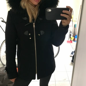 Kort svart kappa - Kort svart zara kappa med avtagbar päls på luvan. Jättefin, väl använd, något nopprigt men inget man tänker på. Finns en liten fläck på därav de låga priset. Storlek medium.