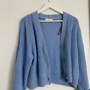 Blå kofta från H&M - Säljer min blåa kofta från H&M då den inte kommer till någon användning. Den är använd endast 1 gång och nästan som ny. Passar en S samt M. 🤍