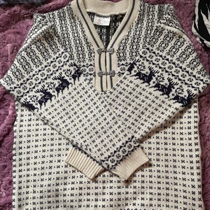 Stickad tjocktröja - Finaste tröjan 🥺🥺 säljes nu pga hittat en likadan i rätt storlek<3 fint mönster + skön och varm nu till vintern!! adderar helt klart mysfaktor. Står ingen storlek men gissar XL-XXL/herr XL. 💌Frakten är baserad på frimärken. Önskas postnords egna paket löser vi det.🎈