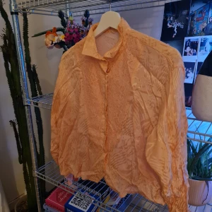 Vintage skjorta - Skrynklig cool skjorta har tyvärr ej stryckhjärn. Sjukt ball till fester eller sy om till någon cool topp. Vintage. Skick: 7/10 (frakt ingår ej) 🌟🌟🌟