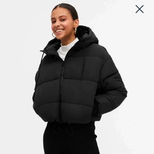 Pufferjacka - En jättefin och skön vinterjacka från monki. Jackan är använd men i nyskick, i storlek L men passar M. Jättevarm och skön nu inför vintern. :) Nyköpt av en annan på Plick men säljes då den är för stor. 