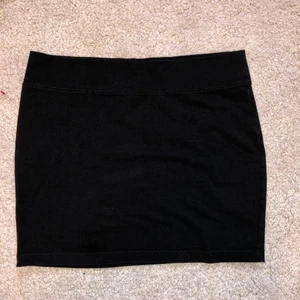 Kjol - En enkel svart tajt rak kjol. Är storlek 170 från barnavdelningen, men skulle säga att det är en 34/36 i vuxenstorlek.