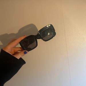 Skit snygga svarta solglasögon från Asos, använda fåtal gånger. Säljer pågrund av att jag har andra och råka köpa fel! Jätte snygga och bra skick!! KAN MÖTAS UPP I VARBERG! + köparen står för frakt