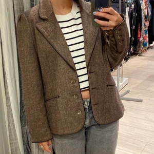 Brun ull kavaj - Brun ull kavaj köpt second hand. Står ingen storlek på den men gissar att det är en S/M🤎🤎