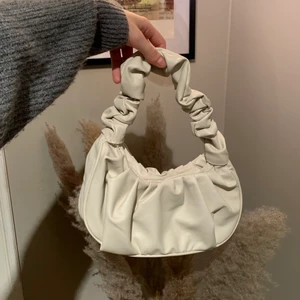 Väska  - Så fin beige väska från Byanastasia, aldrig använd!! Nypris va 400kr med frakt🤎🤎