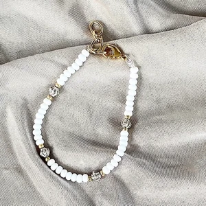 ~White bracelet~ - Här får ni se ett fint armband.🥰❤️. Detta armband är också strechit! Detta armband passar till allt.🌸🦋. Måttet är 18cm men som sagt är det strechit. Hoppas att ni vill köpa.🌸🥰❤️🥰🌸🥰