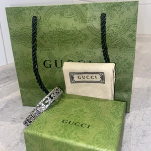 Gucci armband  - Unisex funkar både för kvinna och man. Använt i 2 månader. Pris kan diskuteras…..
