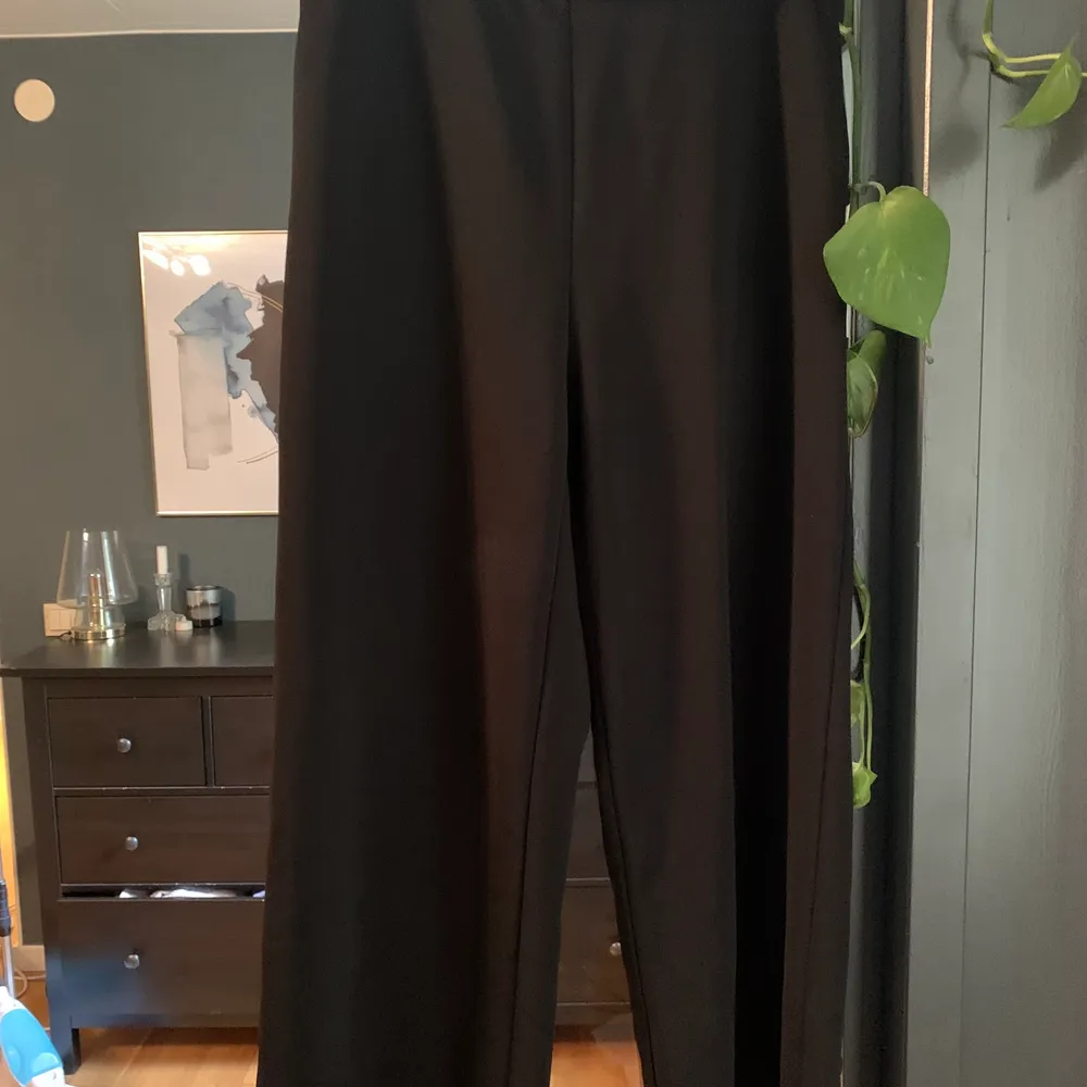 Svarta raka kostymbyxor med guldig detalj. Storlek S. Jeans & Byxor.