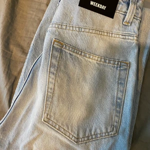 Weekday jeans - Säljer mina weekday jeans då dem inte riktigt va min stil. Dem är enbart testade. Kan posta eller mötas upp i centrala sthlm. Nypris 500, Pris kan diskuteras vid snabbaffär.