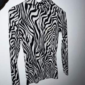 Zebramönster långarmad med kort polokrage!🖤🤍🖤🤍 använd 2-3 gånger endast! Skönt material, storlek XS. 
