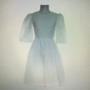 Sommarklänning - Helt otroligt fin klänning från & otherstories. Skulle vart min studentklänning men ångrade mig. Köpt på Sellpy för 300kr men helt i nyskick!! Frakt tillkommer❤️🧡💛