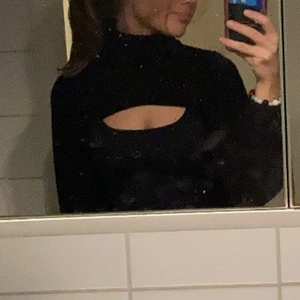 Croppad polotröja - Så fin Croppad polotröja från hm som endast är använd en gång så nyskick!❤️ Storlek xs 